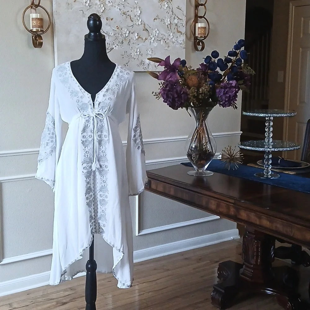 Women's White Boho Embroidered High Low Dress. Size M - Picture 7 of 17